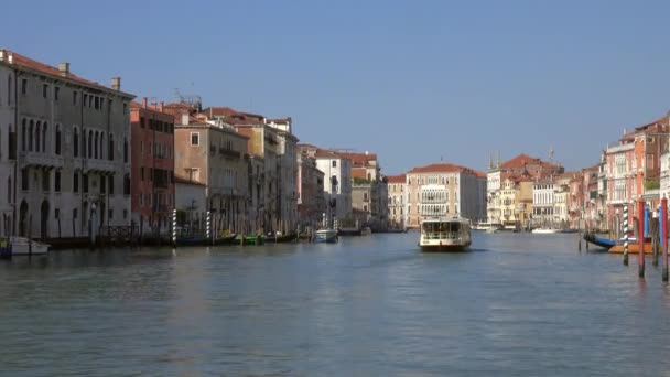 从一艘沿着意大利大运河航行的船上看到威尼斯的景色 — 图库视频影像