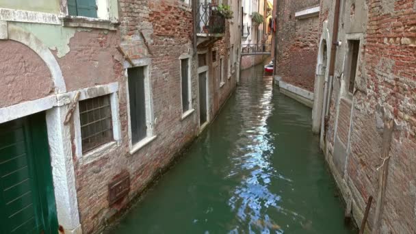 Παλιά Σπίτια Και Στενό Κανάλι Στη Βενετία Ιταλία — Αρχείο Βίντεο