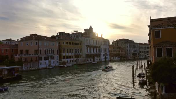 意大利威尼斯大运河上的老房子 日落时分 — 图库视频影像