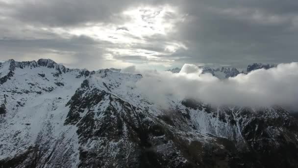 Flyger Genom Moln Mellan Snötäckta Berg Flyglandskap Adamello Brenta Italien — Stockvideo