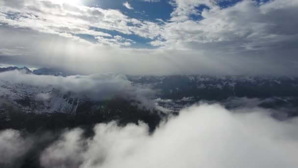 雪の間の雲を飛んで帽をかぶった山々 Adamello Brenta イタリア 4Kの空中風景 — ストック動画