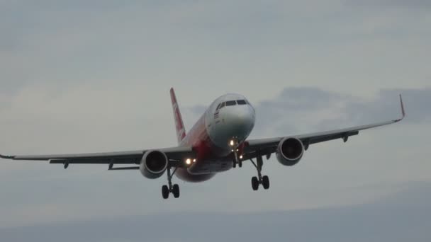 Phuket Thailand Circa Jan 2018 Пасажирський Літак Піднімається Після Зльоту — стокове відео