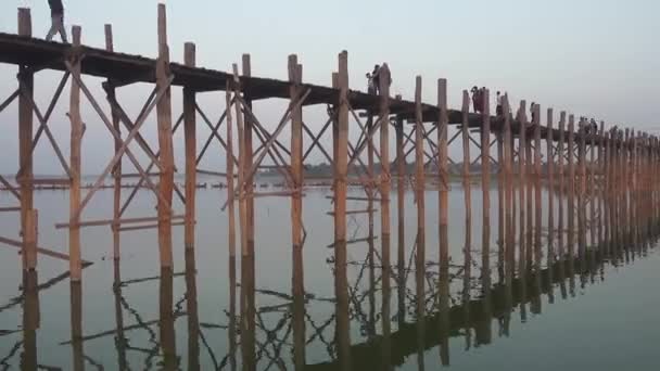 Mandalay Myanmar Circa Jan 2016 Berömd Bein Teak Bro Taungthaman — Stockvideo