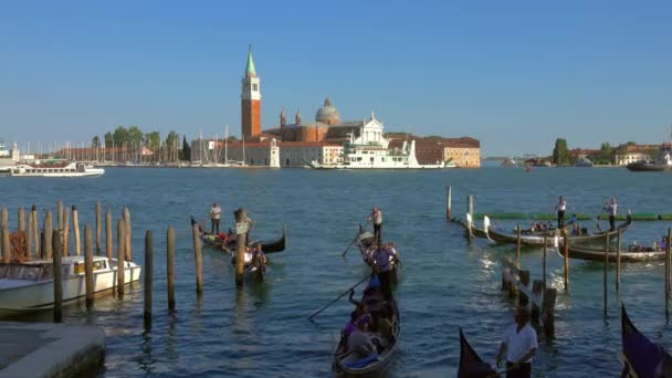 Venice イタリア Circa 2017年5月 ジョルジョ マッジョーレ教会を背景にキャナルグランデに浮かぶゴンドラ マルコ — ストック動画