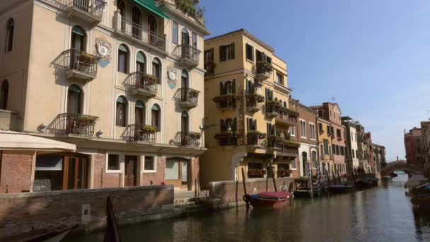 Venecia Italia Circa Mayo 2017 Canal Estrecho Entre Las Antiguas — Vídeo de stock