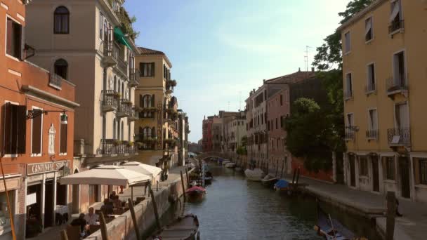 Venice Olaszország Circa Május 2017 Keskeny Csatorna Régi Színes Téglaházak — Stock videók