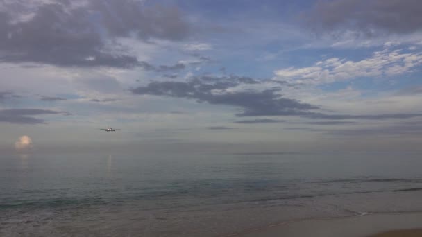 タイのプーケット Circa Jan 2018 午前中に熱帯のビーチに着陸する前に旅客機 — ストック動画