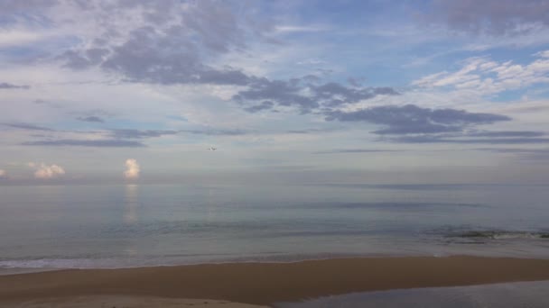 タイのプーケット Circa Jan 2018 午前中に熱帯のビーチに着陸する前に旅客機 — ストック動画