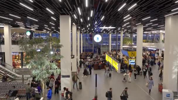 Амстердам Нидерланды Circa Feb 2018 Залы Международных Вылетов Аэропорта Схипхол — стоковое видео