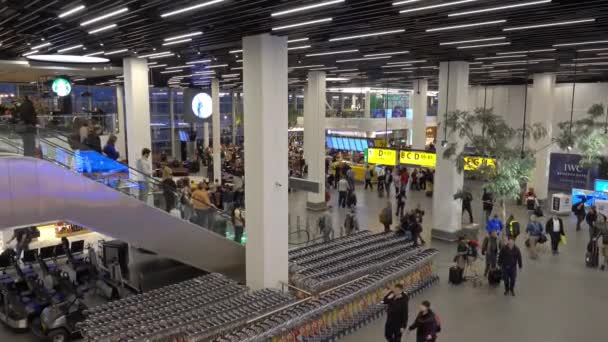 アムステルダム オランダ Circa 2018年2月 スキポール空港国際線出発エリアラウンジ 空港ホールの上からの眺め — ストック動画