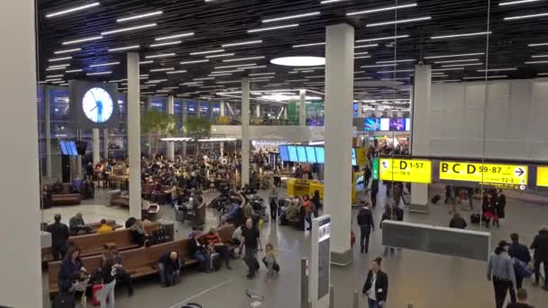 アムステルダム オランダ Circa 2018年2月 スキポール空港国際線出発エリアラウンジ 空港ホールの上からの眺め — ストック動画