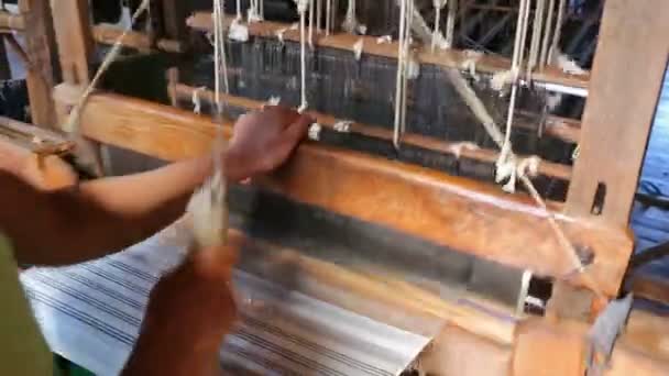 Den Lokala Arbetaren Väver Med Handvävstol Fabriken Inle Lake Myanmar — Stockvideo