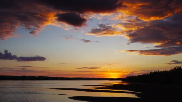 Drammatico Paesaggio Rosso Tramonto Fiume Timelapse Zoom — Video Stock