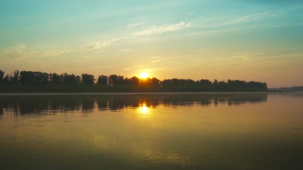 Пейзаж Восходом Солнца Над Большой Рекой — стоковое видео