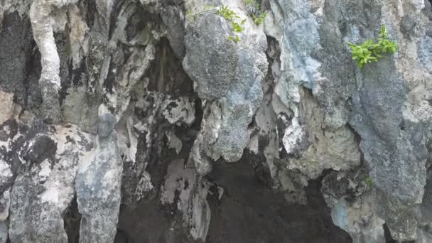 在泰国的岩石和洞穴之间划船4K — 图库视频影像