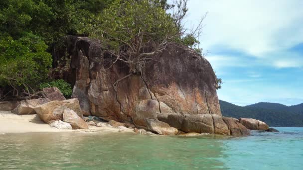 泰国Koh Adang岛上荒芜的沙滩和岩石景观 — 图库视频影像