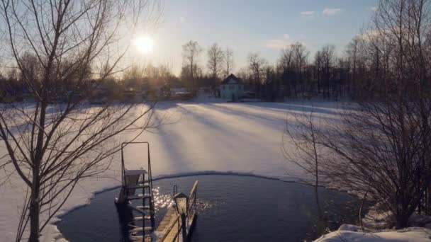 Díra Zimním Jezeře Pro Potápění Blízkosti Domu Lázně Rusku — Stock video
