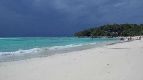 Paisaje Con Una Playa Arena Blanca Fondo Cielo Tormentoso Isla — Vídeos de Stock