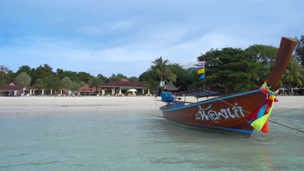 Bateau Queue Longue Près Plage Blanche Sur Île Tropicale Koh — Video