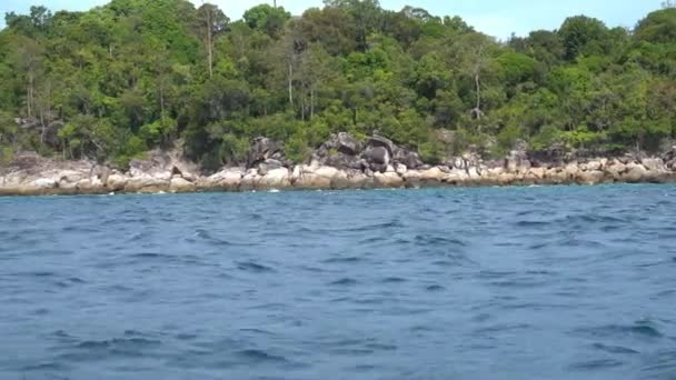 アンダマン海 4Kのコリペ島の石の海岸のボートからの眺め — ストック動画