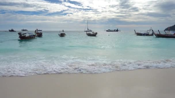泰国Koh Lipe热带岛屿上的白色沙滩Pattaya海滩和海上船只 — 图库视频影像