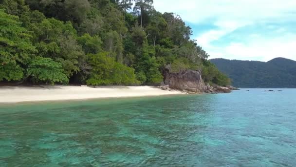 タイのアダン島4Kの無人の砂浜に来る — ストック動画