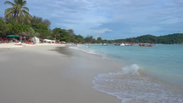白い砂浜パタヤビーチと熱帯の海のボート Koh Lipe Island Thailand — ストック動画