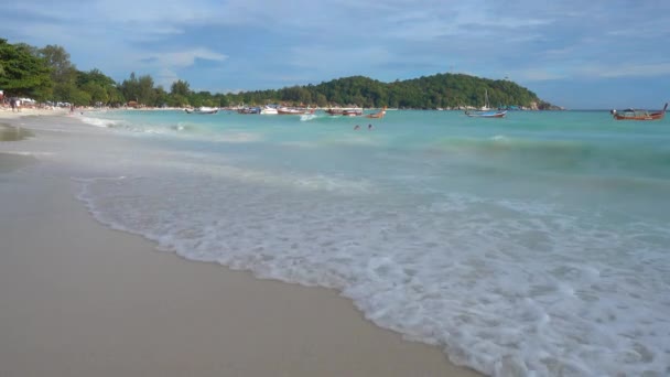 白い砂浜パタヤビーチと熱帯の海のボート Koh Lipe Island Thailand — ストック動画