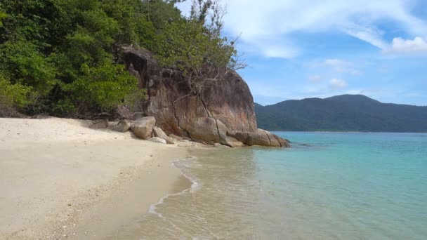 無人島の砂浜と岩と風景 Koh Adang島 Thailand — ストック動画