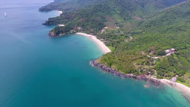 ビーチ 岩や海と美しさの自然の風景の空中ビデオコランタ島 — ストック動画