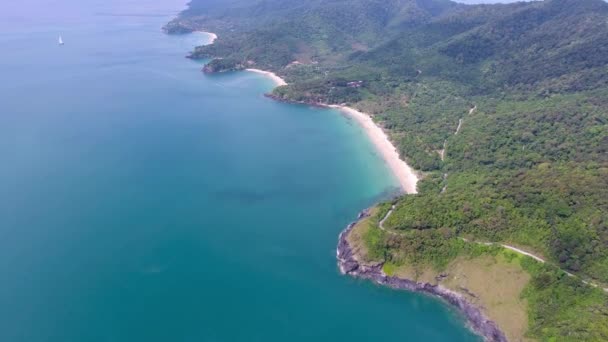 ビーチ 岩や海と美しさの自然の風景の空中ビデオコランタ島 — ストック動画