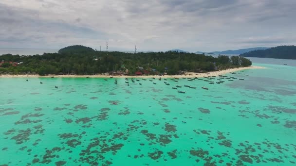 Vista Aérea Barcos Cerca Isla Tropical Lipe Mar Andamán Tailandia — Vídeo de stock