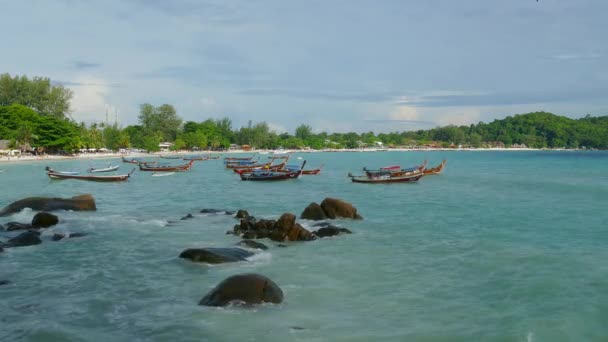 Biała Piaszczysta Plaża Pattaya Łodzie Morzu Tropikalnej Wyspie Koh Lipe — Wideo stockowe