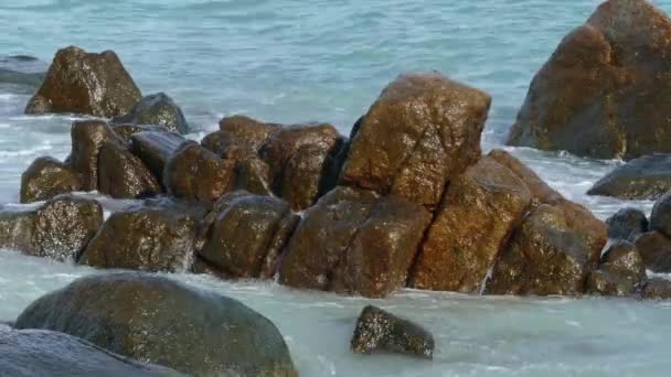 Sea Jquery110208755270059609086 1593583866369Waves Breaking Rocks — стоковое видео