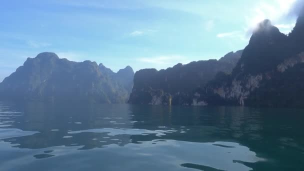 Θέα Από Σκάφος Στη Λίμνη Cheow Lan Στο Εθνικό Πάρκο — Αρχείο Βίντεο