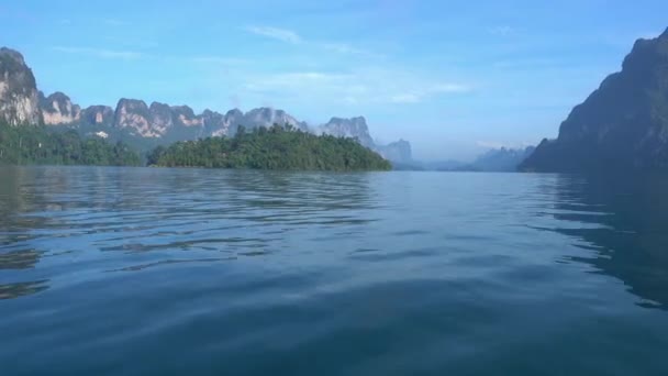 Θέα Από Σκάφος Στη Λίμνη Cheow Lan Στο Εθνικό Πάρκο — Αρχείο Βίντεο