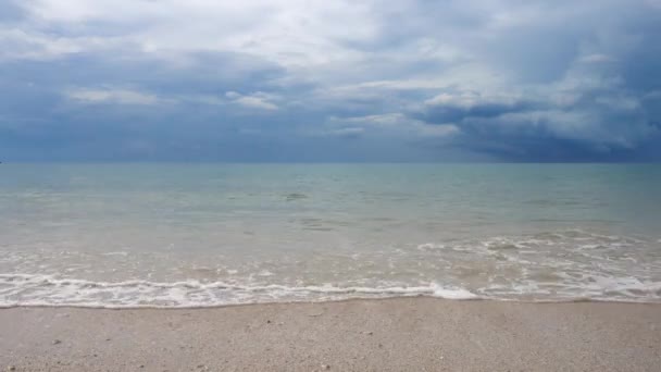 Τοπίο Λευκή Αμμώδη Παραλία Στο Φόντο Ενός Θυελλώδη Ουρανό Ταϊλάνδη — Αρχείο Βίντεο