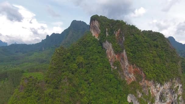 Vista Aérea Las Montañas Del Parque Nacional Khao Sok Tailandia — Vídeo de stock