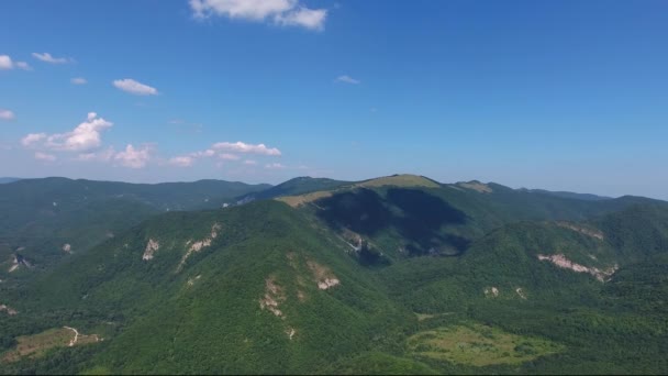 Αεροφωτογραφία Στα Βουνά Του Καυκάσου Καλοκαίρι Ρωσία — Αρχείο Βίντεο