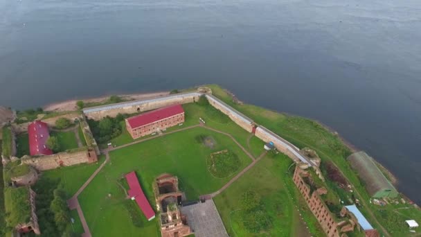 レニングラード州のShlisselburg町 レニングラード地域 ロシア 4K付近のネヴァ川の島の要塞Oresekの空中ビュー — ストック動画