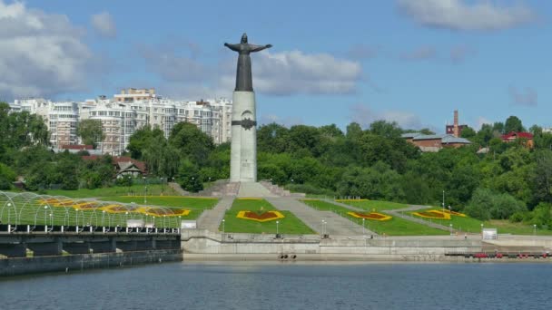 Het Monument Van Moeder Beschermvrouwe Van Tsjoevasjen Historische Waterkant Cheboksary — Stockvideo