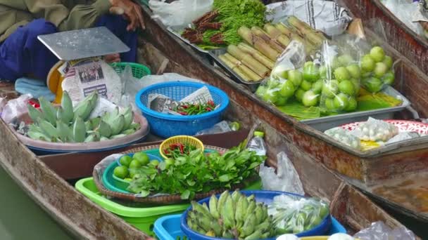 Boot Met Groenten Fruit Drijvende Markt Damnoen Saduak Bangkok Thailand — Stockvideo