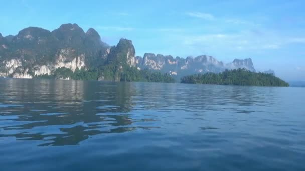 Vista Desde Barco Lago Cheow Lan Parque Nacional Khao Sok — Vídeo de stock