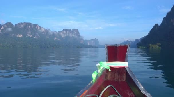 Lago Cheow Lan Mover Barco Cola Larga Parque Nacional Khao — Vídeo de stock