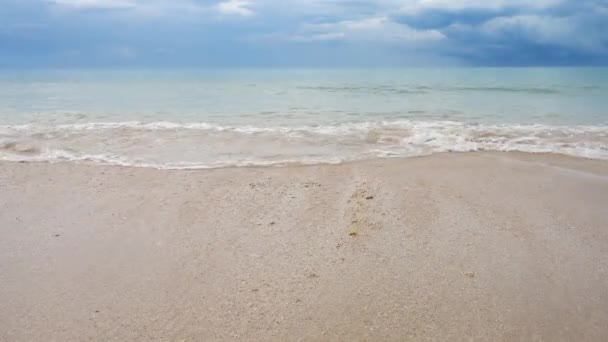嵐の空を背景に白い砂浜のある風景 コリペ島 — ストック動画