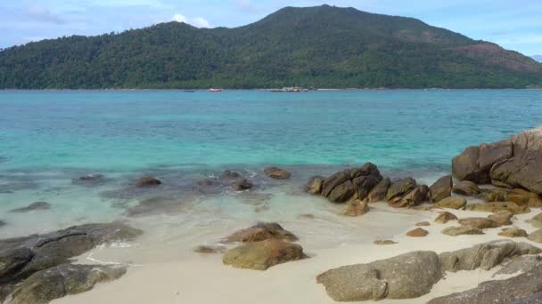 Landschaft Mit Strand Und Felsen Auf Der Insel Koh Lipe — Stockvideo