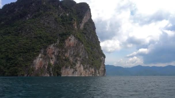 Lago Cheow Lan Mover Barco Cola Larga Parque Nacional Khao — Vídeos de Stock