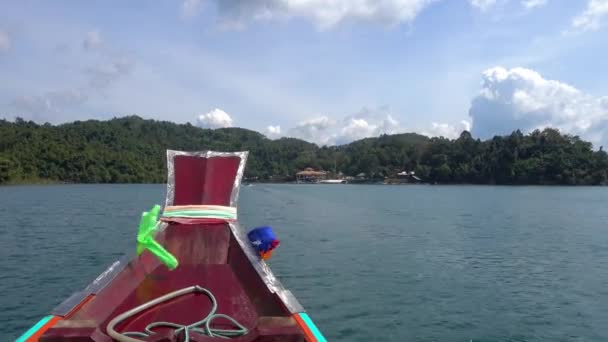 チョウ ラン湖は タイのカオソック国立公園でロングテールボートを動かすことから — ストック動画