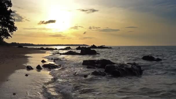 Tropikal Plajda Gün Batımının Olduğu Güzel Bir Manzara Tayland — Stok video