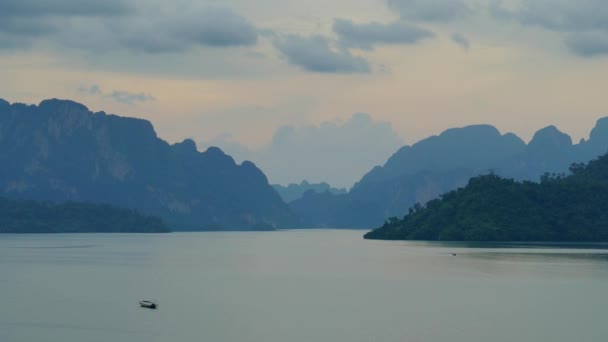 Lago Cheow Lan Atardecer Parque Nacional Khao Sok Sur Tailandia — Vídeo de stock